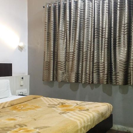 סוראט Hotel Decent מראה חיצוני תמונה