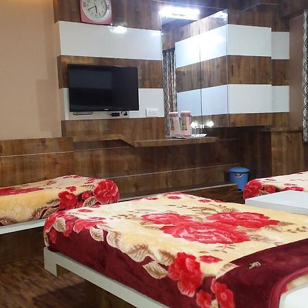 סוראט Hotel Decent מראה חיצוני תמונה
