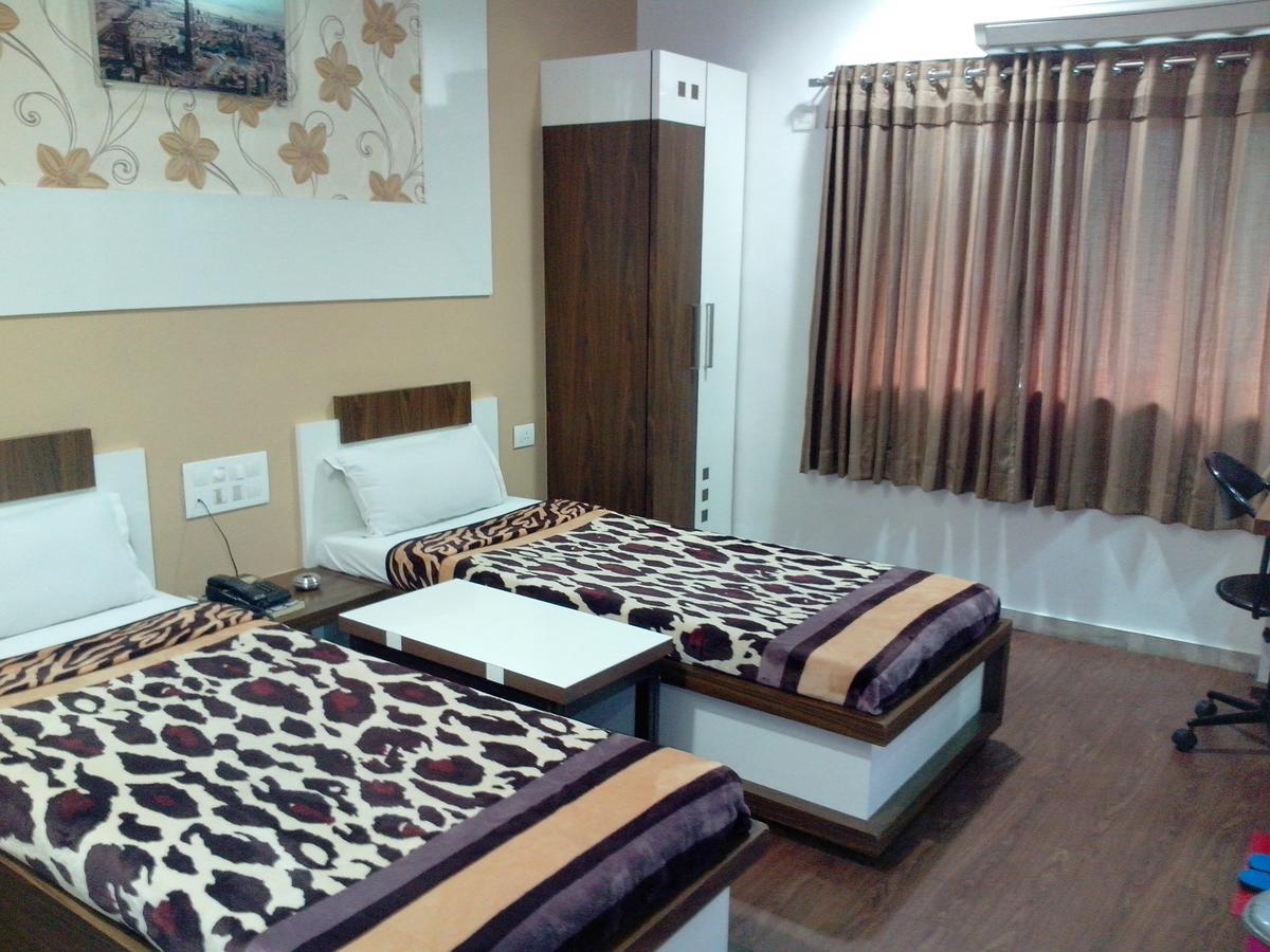 סוראט Hotel Decent חדר תמונה