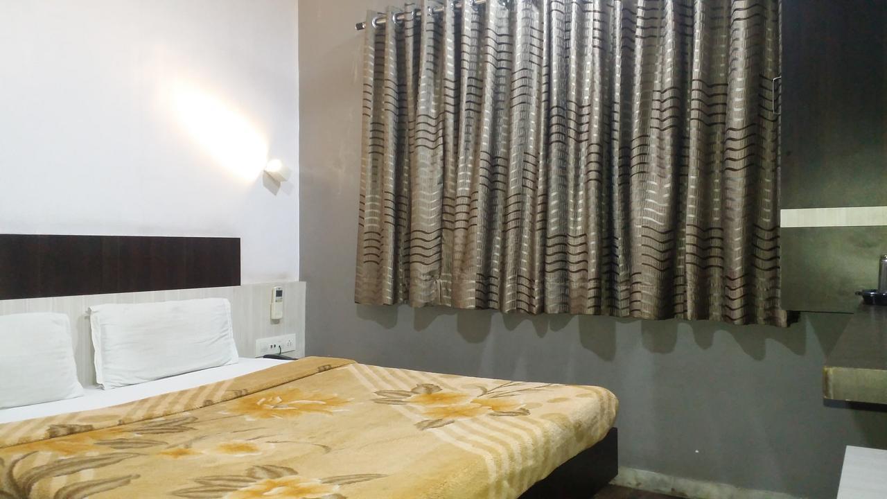 סוראט Hotel Decent מראה חיצוני תמונה