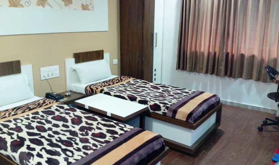 סוראט Hotel Decent מראה חיצוני תמונה
