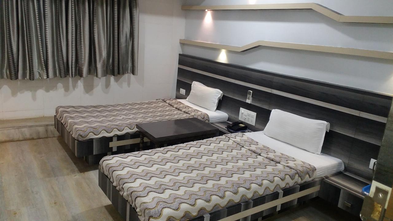 סוראט Hotel Decent מראה חיצוני תמונה