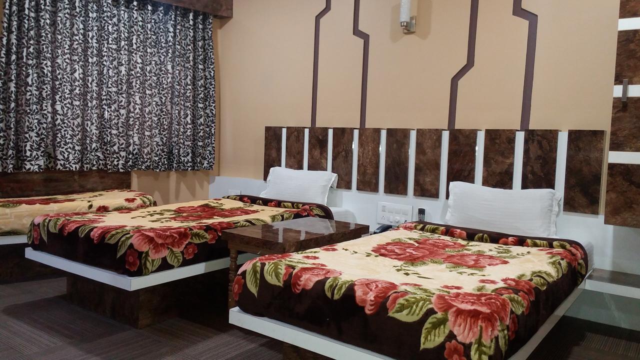 סוראט Hotel Decent מראה חיצוני תמונה